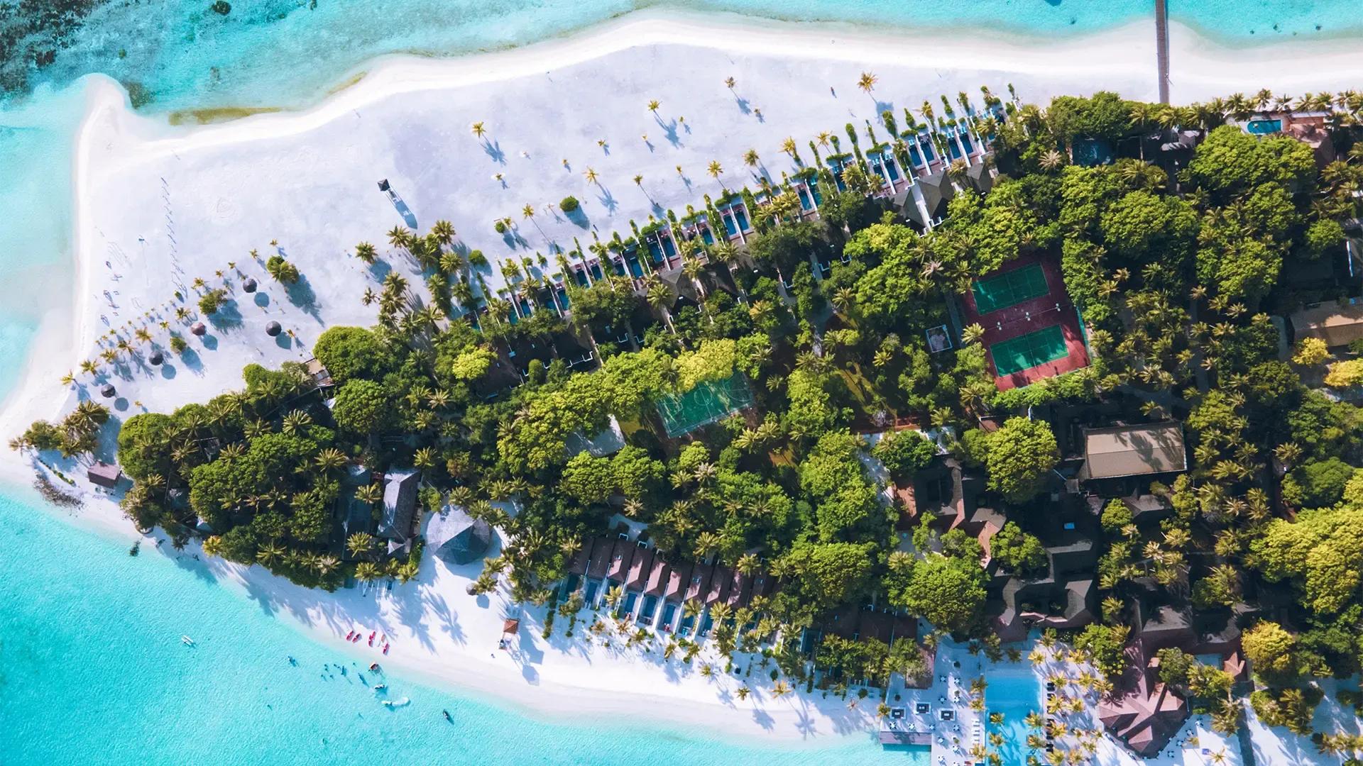 Остров-отель с широкой песчаной косой и лагуной, вид сверху, Villa Nautica Maldives