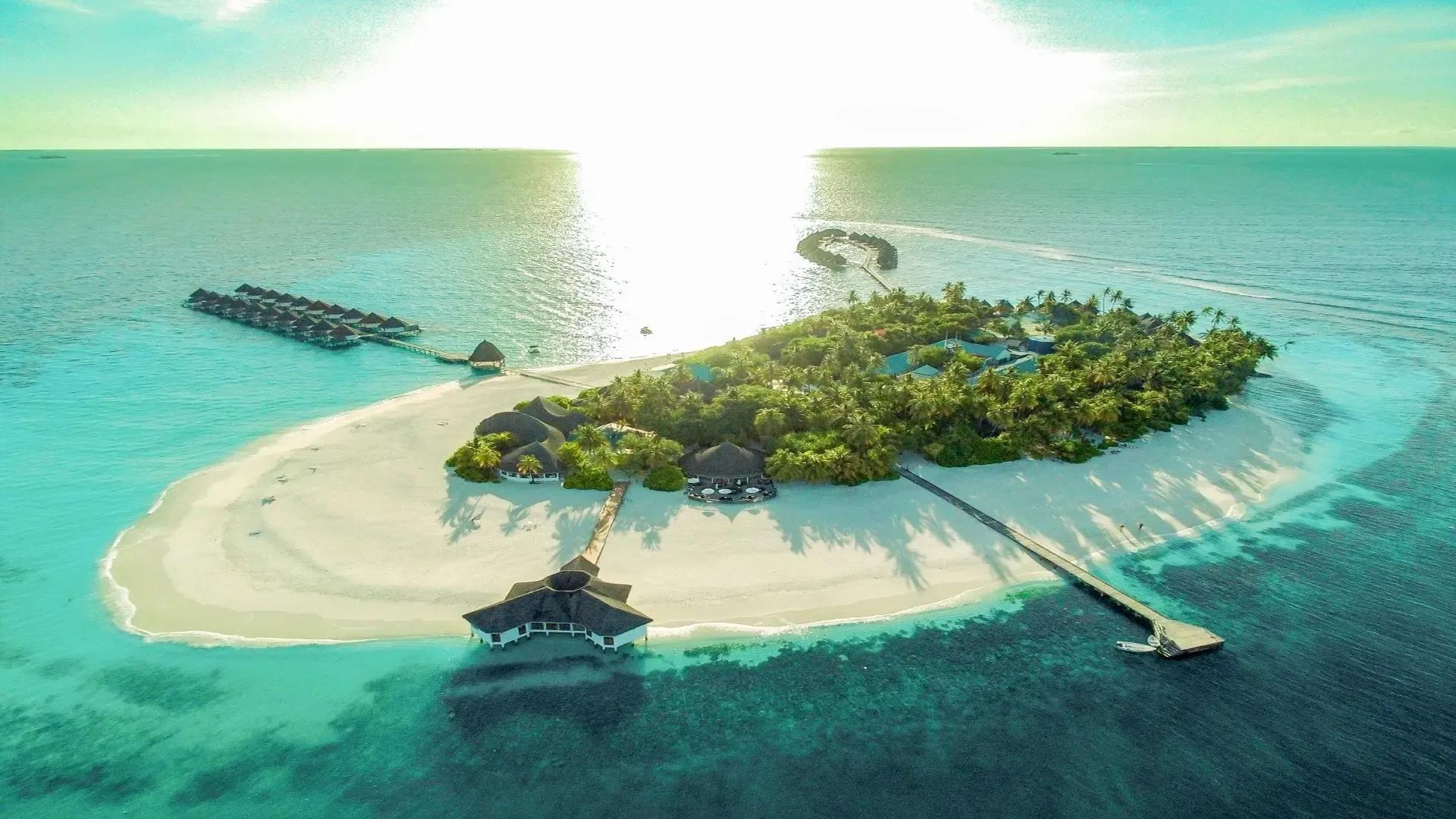 Angaga Island Resort & Spa 4*