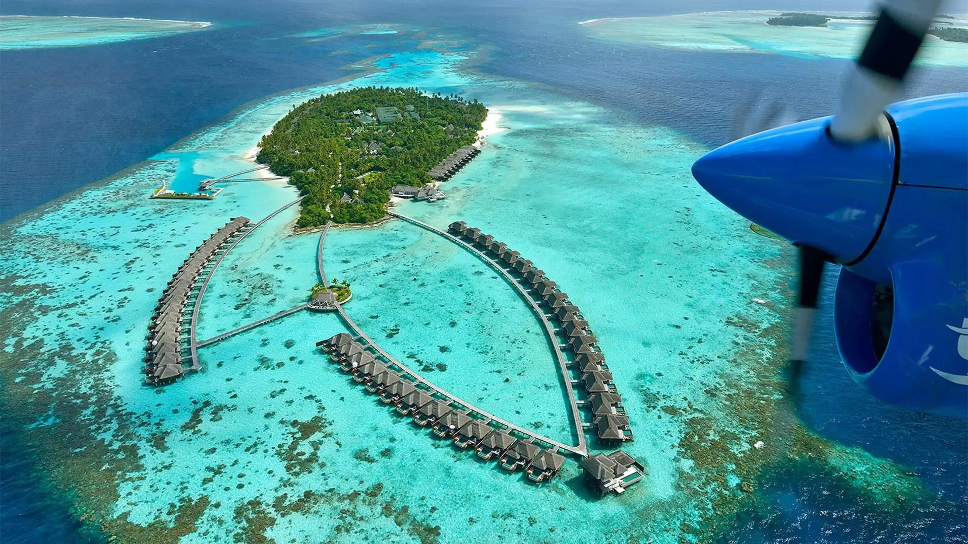 Виллы на воде Ayada Maldives и рифы атолла Хувадху из окна гидросамолёта
