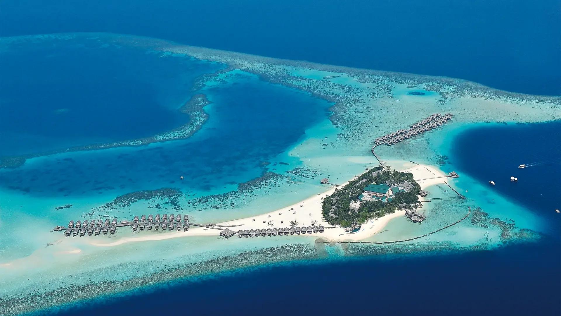 Остров Constance Moofushi на атолле Ари с высоты: рифы вокруг и виллы на воде