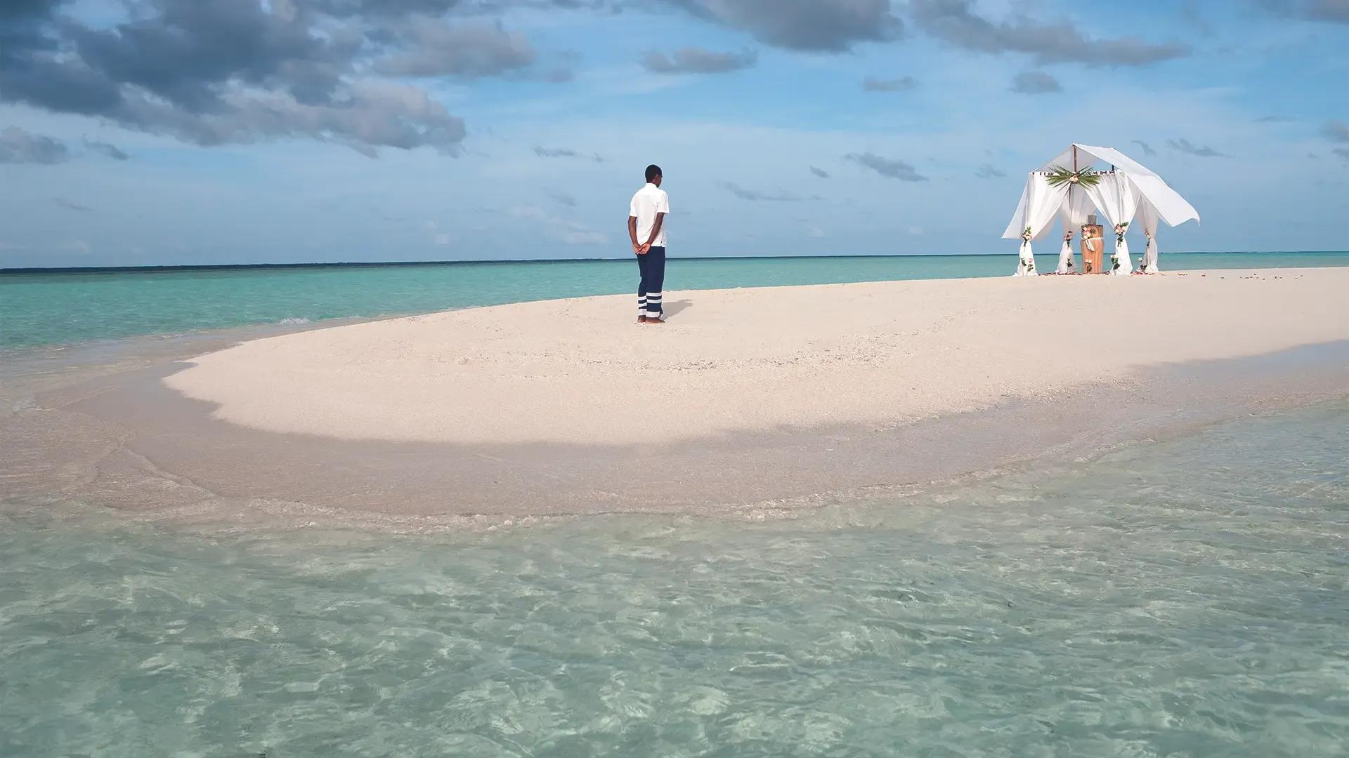 Песчаная коса Constance Moofushi под тёмными облаками, атолл Ари
