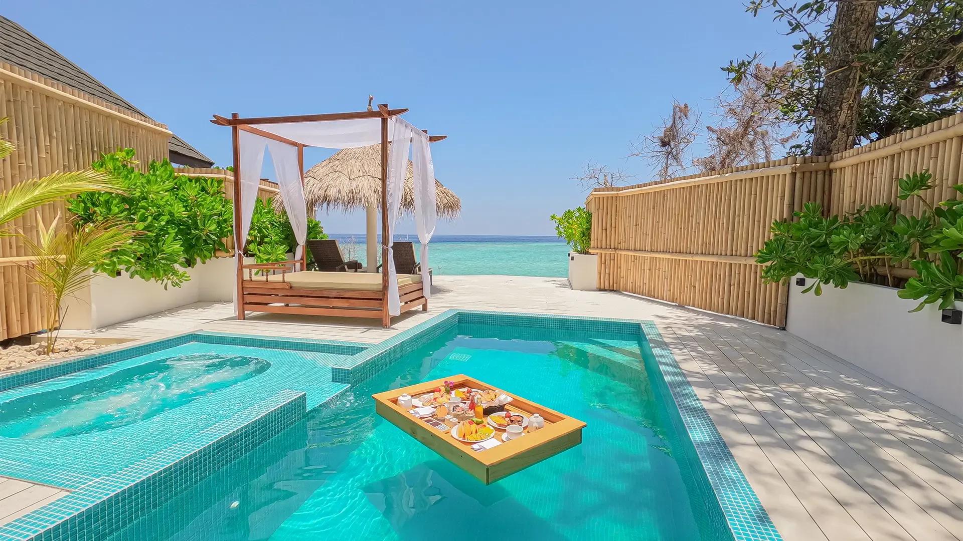 Плавающий завтрак в бассейне Sunrise Beach Pool Villa на Малахини Куда Бандос, кровать под пологом у моря