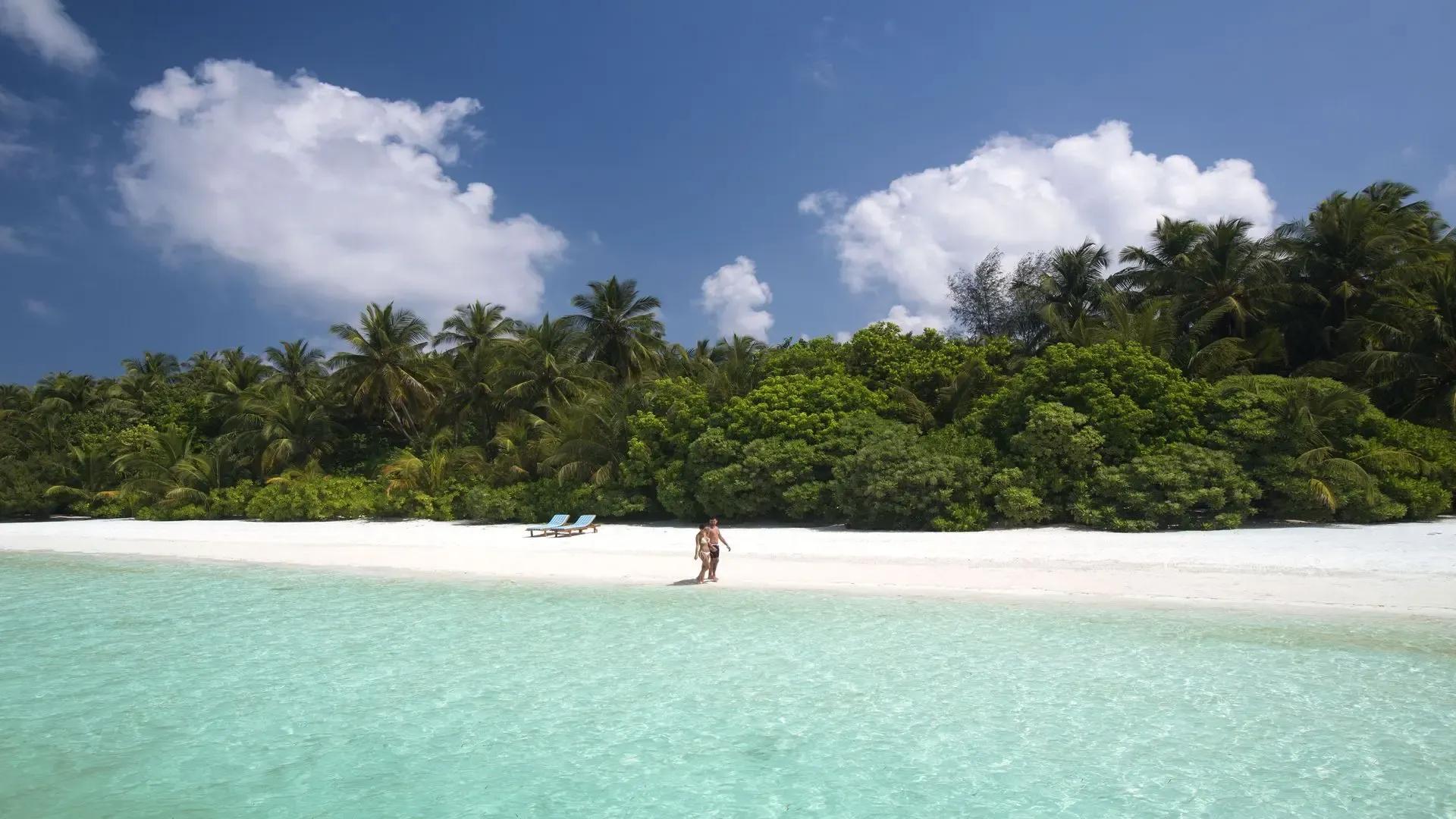 Пляж и пальмы Medhufushi под кучевыми облаками, атолл Мулаку