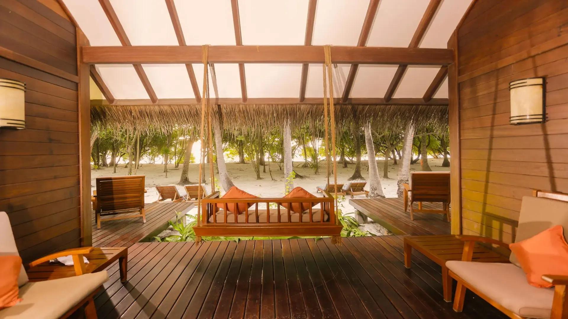 Тенистая терраса Medhufushi с качелями и видом на пляж, атолл Меему