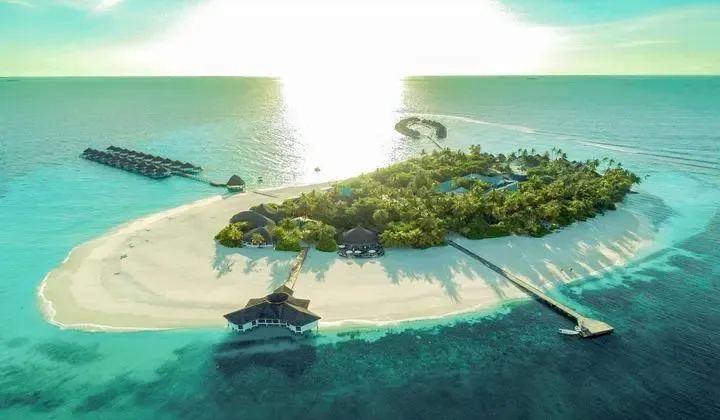 Angaga Island Resort & Spa 4*