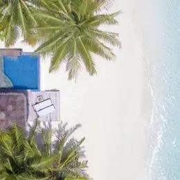 Premium Beach Villa в Бандосе сверху: бассейн, пальмы и бирюзовая вода