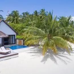 Beach Pool Villa в Бандосе: бассейн и лежаки на песке под пальмами