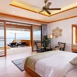 Ocean Pool Villa: кровать напротив окон в пол и открытый океан за террасой