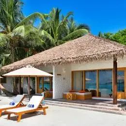Beach Bungalow на Донвели: домик под соломенной крышей и лежаки на песке