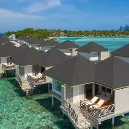 Water Bungalow на Донвели сверху: ряд домиков на сваях над прозрачной лагуной
