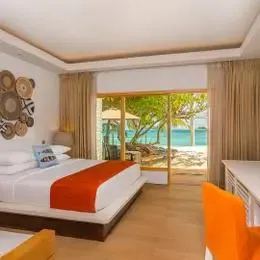 Superior Room Ocean View: спальня с дверью на террасу и видом на пляж