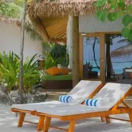 Junior Beach Suite на Донвели: терраса с лежаками в зелени у пляжа