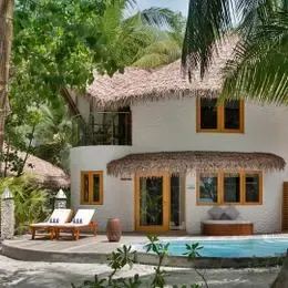 Beach Suite with Pool на Донвели: двухэтажный дом с купелью во дворике