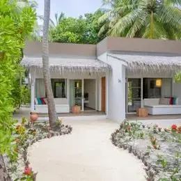 Family Beach Villa: два дома с террасами в цветущем саду у пляжа