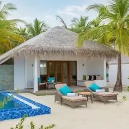 Beach Suite Pool: бассейн у дома под соломенной крышей на песке