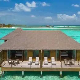 Lagoon Villa с воздуха: палуба с лежаками над бирюзовой лагуной