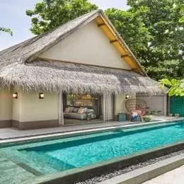 Beach Villa With Pool в Джоали: дом под соломенной крышей и бассейн в саду