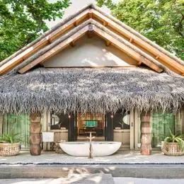 Luxury Beach Villa With Pool в Джоали: фасад под соломой и ванна у входа