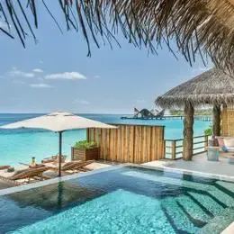 Water Villa With Pool в Джоали: палуба с бассейном над бирюзовой лагуной
