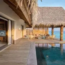 Luxury Water Villa With Pool в Джоали: палуба с бассейном и павильоном над водой