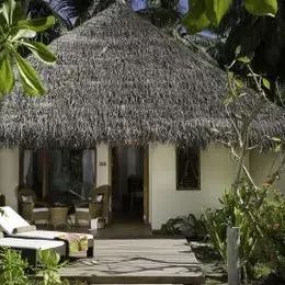 Deluxe Beach Villa на Курамати: терраса с лежаками под тростниковой крышей