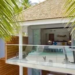 Two Bedroom Beach House на Курамати: терраса со стеклянным ограждением