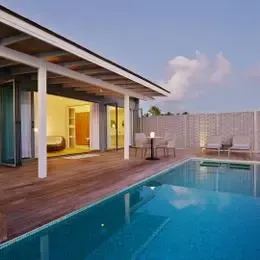 Water Villa With Pool на Курамати: бассейн вдоль террасы на закате