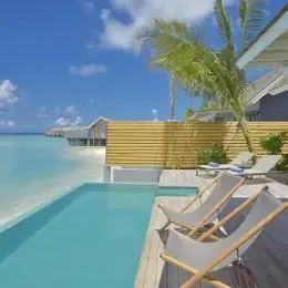 Pool Villa на Курамати: бассейн-инфинити и шезлонги у самой воды