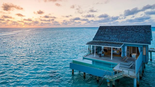 Thundi Water Villa With Pool на Курамати над водой на рассвете