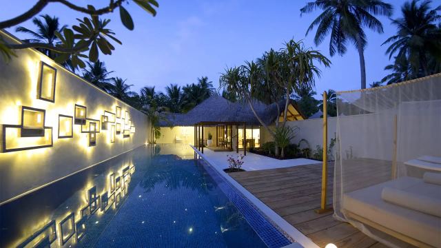 Honeymoon Pool Villa на Курамати: длинный бассейн с подсветкой вечером