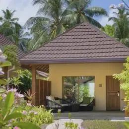 Deluxe Pool Villa в Курумбе снаружи: домик с черепичной крышей в цветущем саду
