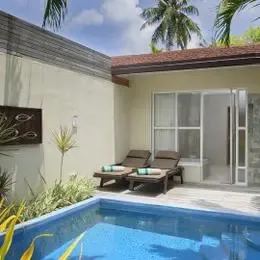 Garden Pool Villa в Курумбе: собственный бассейн во дворике и лежаки