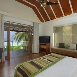 Superior Room в Курумбе: кровать у панорамной двери на террасу с видом на лагуну