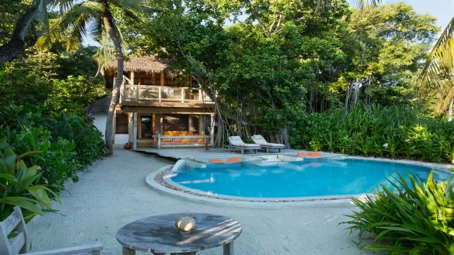 Crusoe Suite With Pool в Сонева Фуши: двухэтажный дом в джунглях и бассейн с лежаками