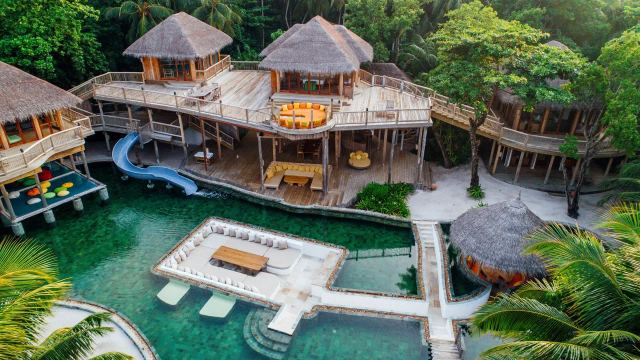 Villa 11 в Сонева Фуши: усадьба с воздуха: горка и бассейны над водой