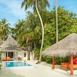 Sun Aqua Pool Villa в Сан Сиям Вилу Риф: бассейн во дворике и беседка в пальмах