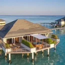 Виллы на сваях над лагуной с террасами и лестницами прямо в воду