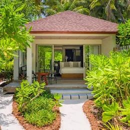 Вход в Beach Villa в Авани Фарес: дорожка к дому через тропические заросли