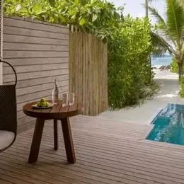 Подвесное кресло на террасе Beach Pool Villa в Авани Фарес у бассейна
