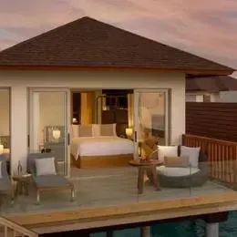 Over Water Villa в Авани Фарес на закате: терраса на сваях и ступени в лагуну