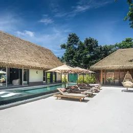 3 Bedroom Beach Residence в Джоали: дома под соломой и бассейн на белом песке