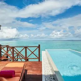Инфинити-бассейн на палубе Grand Water Villa в Сан Сиям Вилу Риф над бирюзовой лагуной