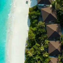 Номера Premium Beachfront Room в Авани Фарес сверху: крыши корпусов у белого пляжа