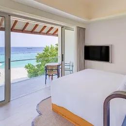 Premium Ocean View Room в Авани Фарес: кровать напротив балкона с видом на пляж и океан
