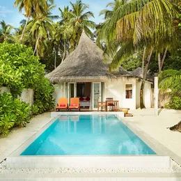 Grand Beach Villa with Pool в Сан Сиям Вилу Риф: бассейн перед домом в пальмах