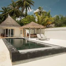 Pool Beach Villa в Сан Сиям Вилу Риф: бассейн на песке перед домом и беседка