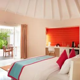 Спальня Beach Villa with Pool в Сан Сиям Вилу Риф с выходом на террасу в зелени