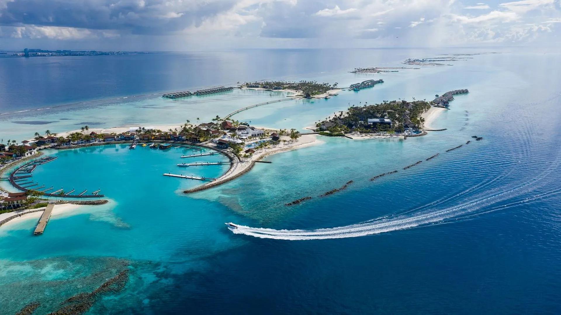 Скоростной катер идёт к острову SAii Lagoon Maldives в атолле Каафу, вид сверху