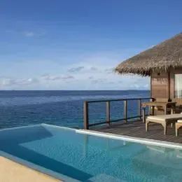 Бассейн-инфинити на террасе Escape Water Villa на Коко Боду Хити