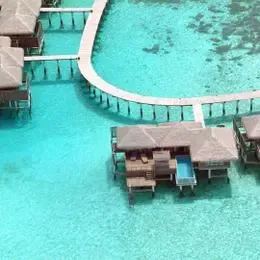 Coco Residence на Коко Боду Хити сверху: виллы с бассейнами вдоль мостка